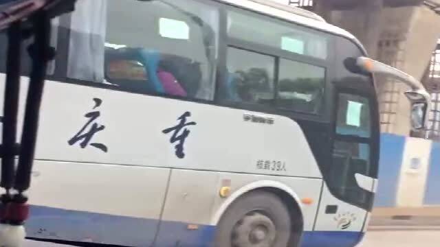 路上遇到一辆大巴车,这是什么情况,厉害了 