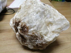 大部分白色晶体,一小部分岩石,这种白色晶体是什么石头 是如何形成的 