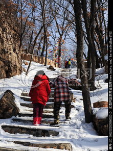 雪后登山的孩子