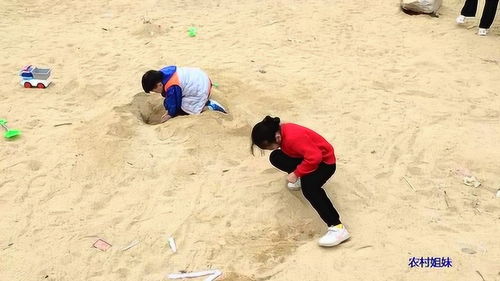 小雨在沙坑里捡了一些小石头,小雨能捡到吗 