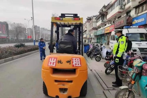 惊险 男子闹市区倒着开叉车为厂家送货