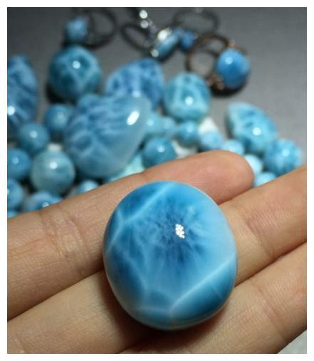 蓝色的天然石头有哪些,蓝白相间的一种石头……谁知道啊？