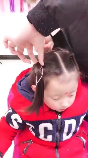 一款超洋气的儿童扎发,宝宝表演节目时,就给她这样扎头发 