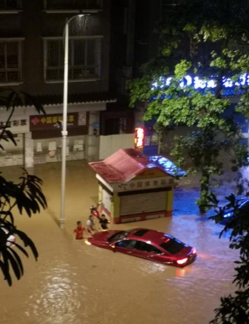 广州凌晨大暴雨,市民梦中惊醒,多地内涝严重 下周又有局部暴雨