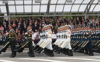 白俄罗斯独立日阅兵 乘红旗车检阅解放军仪仗队和中国武器