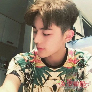 染色头发怎么弄好看男士，男生染头发教程(染色男生发型染色)