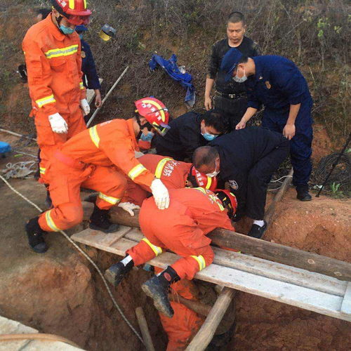村民挖井遭遇塌方被埋 公安 消防深井救人