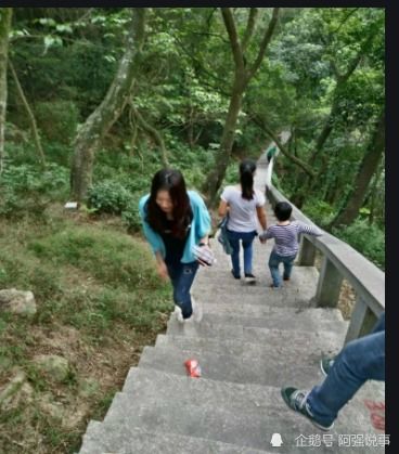 浙江一女子过年爬山,迷路误入一片坟地,差点夜宿坟地