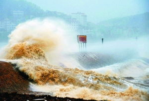 红色警报响起：今年首次风暴潮和海浪双重袭来！