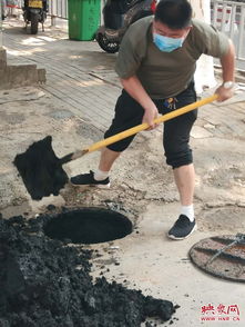 收水井成了饭店的垃圾坑 郑州执法人员进行治理