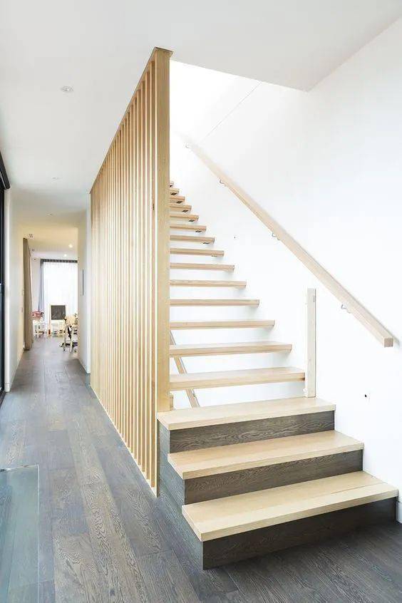 把楼梯扶手装成阶梯式,一层一层上去,款式新颖,就是不太安全 的设计 