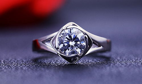 订婚戒指戴哪个手指有讲究吗 订婚戒指该怎么买 大概需多少钱
