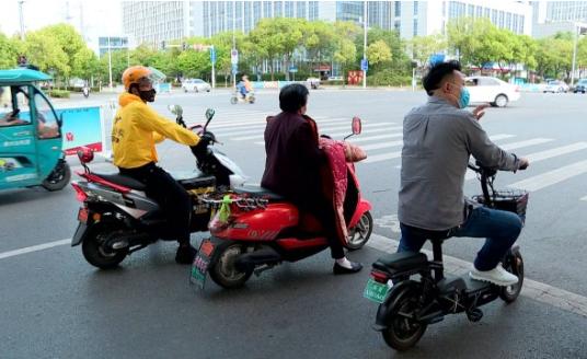 电动车治理对这种乱象零容忍,又有车主栽了,这样骑电动车被立案