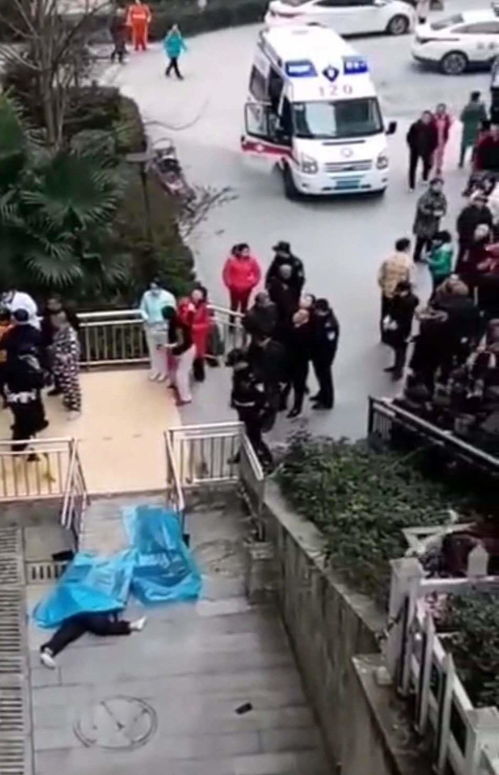 事件重现 重庆又一男子坠楼砸中路人,两人均已死亡