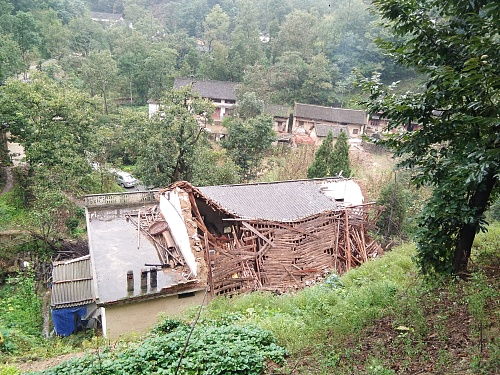 降雨致四间土房轰然倒塌 商洛一对老夫妇遭遇惊魂一刻