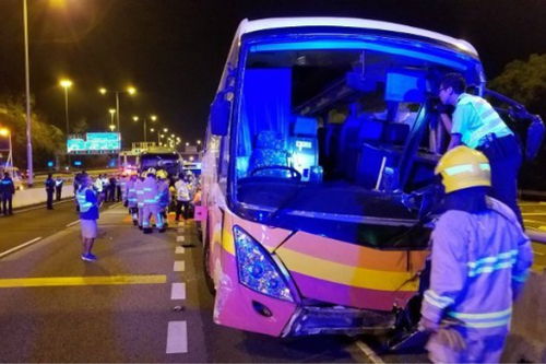 香港旅游大巴与出租车相撞 5人死亡包括2名司机