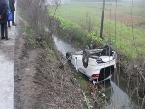 走亲访友,农村人为啥有车不开只骑摩托车 村民 多一事不如少一事