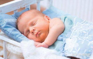新生儿和爸妈一起睡还是单个睡好,新生儿是睡婴儿床还是跟大人睡好