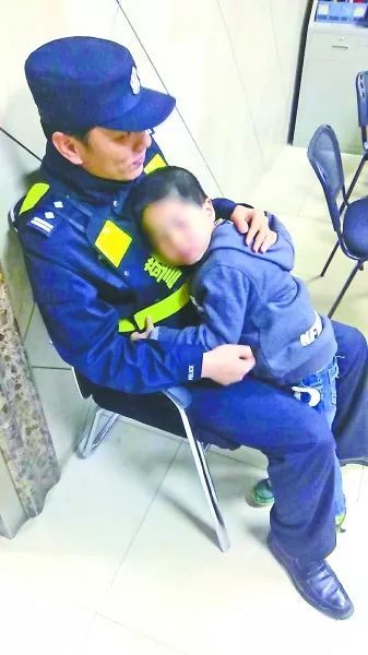 别再拿警察吓孩子了 走失男童见警察大哭,直呼 不要 不要 