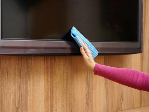 如何在家清洁电视屏幕去除污渍和划痕