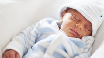 刚出生的婴儿需要抹护肤品吗,新生儿需要用护肤品吗？