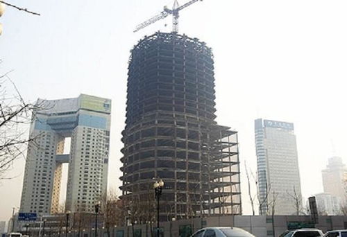 香港富豪斥资700亿打造中国第一高楼,12年过去,却成最大烂尾楼