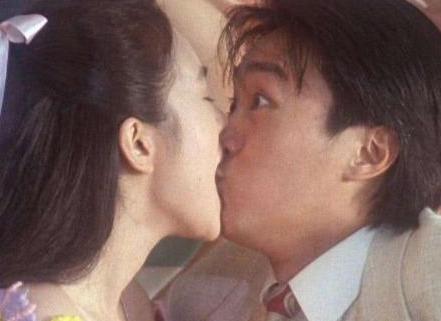 刘烨马伊琍的 面条吻 火了,可同是接吻,他俩的表情包火了30年
