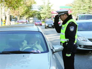 开车低头族 瞥见交警过来赶紧放下手机