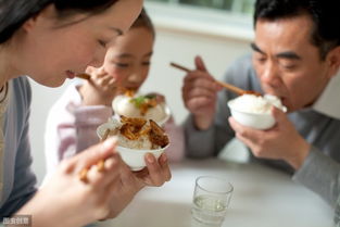 你好我这两天吃饭时感觉有股气向上顶食物坠下缓慢请问这是什么病