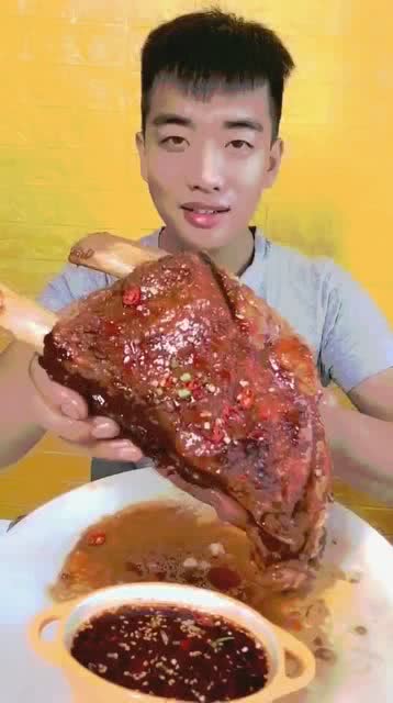 大哥再线吃肉,看他大口吃的这么过瘾,真是太爽了 