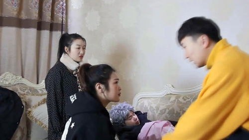 父亲去世时留下破被子,儿子嫌弃不要,女儿抱回家后愣住了 