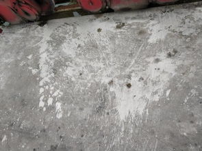 谁知道,生石灰在水泥地上怎么清干净 下雨之后应该变成熟石灰了 