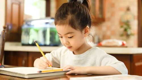孩子写字漂亮成绩更好更自信,但练字不要早于这个年龄,影响发育