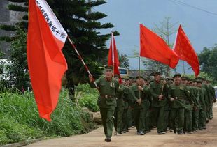 对越自卫还击参战老兵齐聚中越边境祭奠先烈们 