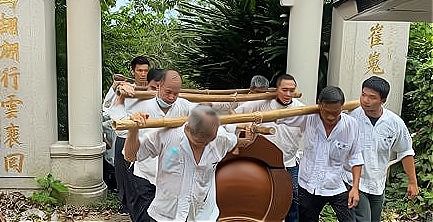 赌王何鸿燊下葬,与原配相隔两地,生不同心死不能同穴,让人唏嘘