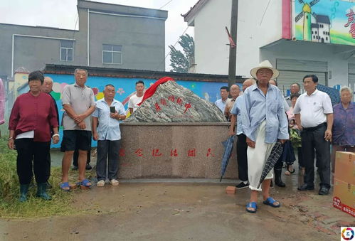 小伙披麻戴孝为邻居送葬,被赞 中国好邻居 ,村民立纪念碑表彰