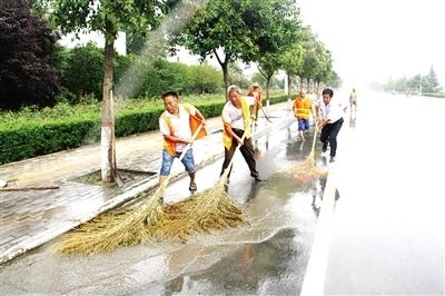 区城管局 雨后及时清除路面淤泥 