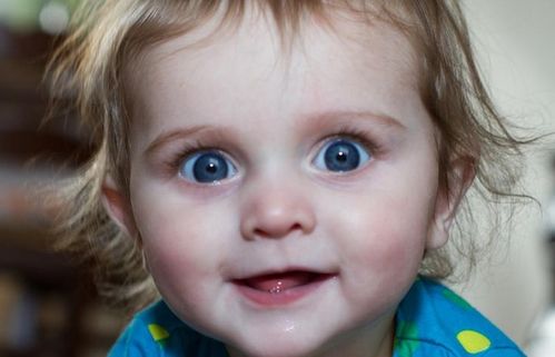 婴儿对眼怎么办(婴儿眼睛对眼的应对方法)