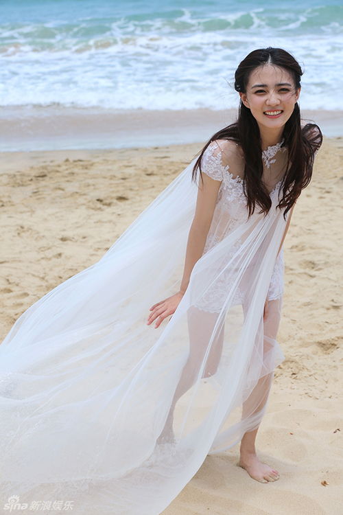 徐璐身着摩羯座婚纱 清新迷人漫步海滩 