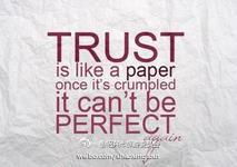 信任就像一张纸，皱了，即使抚平，也恢复不了原样了…(信任就像玻璃一碎就无法恢复原样)