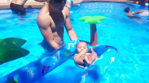 爸爸带着宝宝在水上玩,小宝宝惬意的小模样好可爱啊 