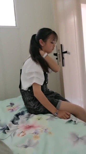 女儿从小缺失父爱,常常把自己关在房间里,我看了好心酸 