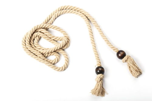 怎么把吊坠编在绳子上,就是吊坠于绳子的接口打的结 