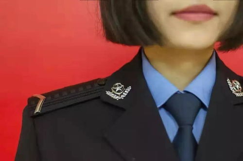 藏蓝的警服,干练的头发......