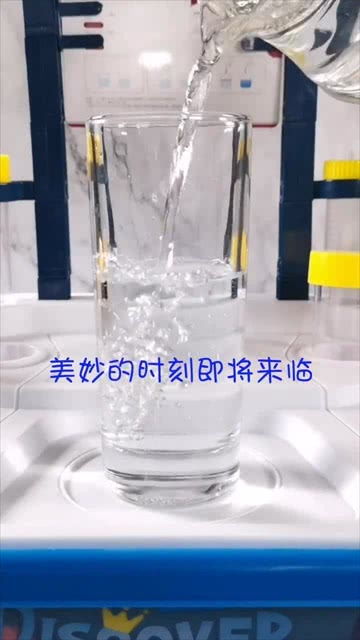 是盐水有魔力吗 为什么盐水跟清水加色素会有不一样的反应呢 