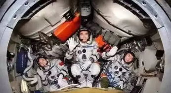 为什么宇航员上太空前,要把指甲整个拔掉 表示心疼