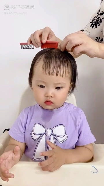 一岁宝宝的头发少改造一下发型 可爱到你了吗 
