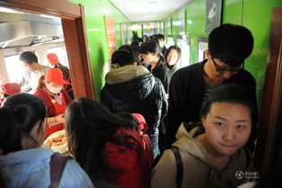 绿皮火车变身大学食堂学生吃饭 赶火车 