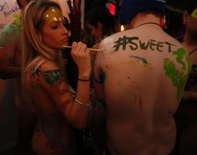 纽约裸体彩绘派对 男女赤裸相对互涂鸦 