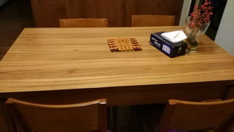 请问这种颜色的饭桌是什么木色 搭配什么颜色的桌布好 谢谢. 